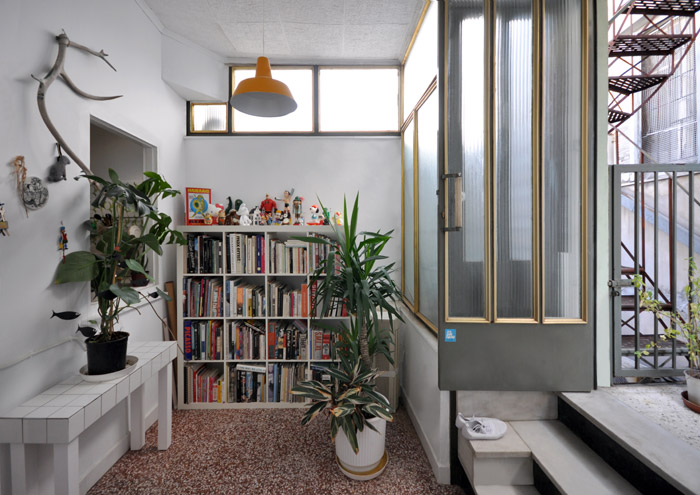 Entrance-to-bookshelf-01