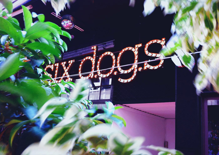 130322-six-dogs-sign
